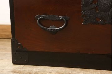和製アンティーク　明治大正期　前面ケヤキ材　激レア!珍しい金具の意匠が存在感を放つ特注品の一間仙台箪笥(時代箪笥、和タンス、引き出し)(R-050889)