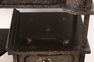 【簡易リペア限定品】和製アンティーク　時代物　螺鈿細工で描かれた細かな絵柄が美しい飾り棚(茶棚、収納棚、戸棚)(R-050893)