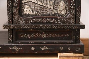 【簡易リペア限定品】和製アンティーク　時代物　螺鈿細工で描かれた細かな絵柄が美しい飾り棚(茶棚、収納棚、戸棚)(R-050893)