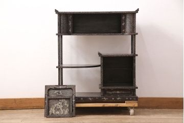 和製アンティーク　時代物　螺鈿細工で描かれた細かな絵柄が美しい飾り棚(茶棚、収納棚、戸棚)(R-050893)