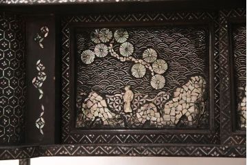 和製アンティーク　時代物　螺鈿細工で描かれた細かな絵柄が美しい飾り棚(茶棚、収納棚、戸棚)(R-050893)