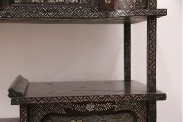 和製アンティーク　時代物　螺鈿細工で描かれた細かな絵柄が美しい飾り棚(茶棚、収納棚、戸棚)(R-050893)