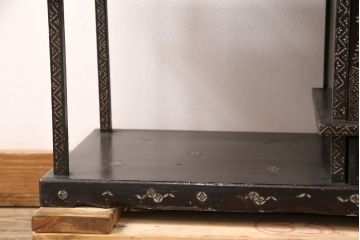 和製アンティーク　時代物　螺鈿細工で描かれた細かな絵柄が美しい飾り棚(茶棚、収納棚、戸棚)(R-050893)