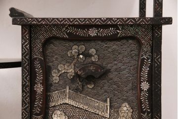 和製アンティーク　時代物　螺鈿細工で描かれた細かな絵柄が美しい飾り棚(茶棚、収納棚、戸棚)(R-050893)