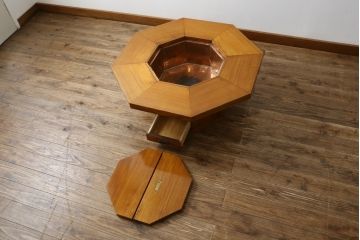 中古　職人手造り　民芸家具　総欅(ケヤキ)材　無垢材　八角型の形が珍しい!!凝った造りの関西火鉢(木製火鉢、火鉢テーブル、囲炉裏テーブル、八角炉、座卓、ローテーブル、センターテーブル)(R-050894)