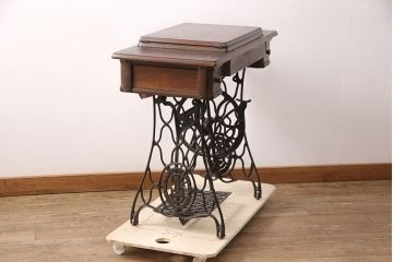 ジャンク品　SINGER(シンガー)社　お洒落なアンティークの空間を演出するミシンテーブル(シンガーミシン、ミシン台、ディスプレイ、工業用ミシン)(R-050895)