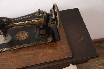 ジャンク品　SINGER(シンガー)社　お洒落なアンティークの空間を演出するミシンテーブル(シンガーミシン、ミシン台、ディスプレイ、工業用ミシン)(R-050895)