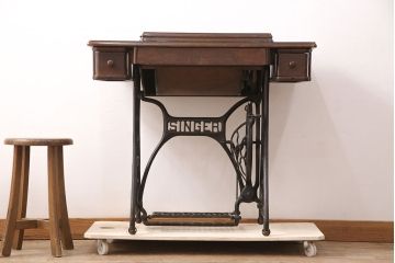 ジャンク品　SINGER(シンガー)社　お洒落なアンティークの空間を演出するミシンテーブル(シンガーミシン、ミシン台、ディスプレイ、工業用ミシン)(R-050895)