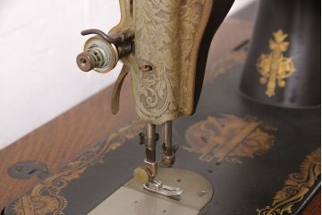 ジャンク品　SINGER(シンガー)社　お洒落なアンティークの空間を演出するミシンテーブル(シンガーミシン、ミシン台、ディスプレイ、工業用ミシン)(R-050895)