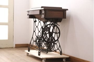 ジャンク品　SINGER(シンガー)社　お洒落なアンティークの空間を演出するミシンテーブル(シンガーミシン、ミシン台、ディスプレイ、工業用ミシン)(R-050895)