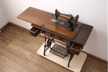 ジャンク品　SINGER(シンガー)社　お洒落なアンティークの空間を演出するミシンテーブル(シンガーミシン、ミシン台、ディスプレイ、工業用ミシン)(R-050895)