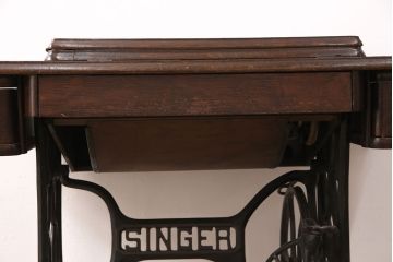 ジャンク品　SINGER(シンガー)社　お洒落なアンティークの空間を演出するミシンテーブル(シンガーミシン、ミシン台、ディスプレイ、工業用ミシン)(R-050895)
