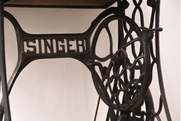 ジャンク品　SINGER(シンガー)社　お洒落なアンティークの空間を演出するミシンテーブル(シンガーミシン、ミシン台、ディスプレイ、工業用ミシン)(R-050895)