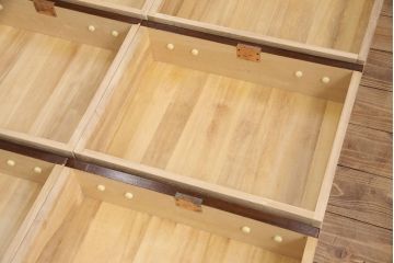 中古　国産民芸家具　観音開き戸付き　人気の縦型!スリムなサイズでお部屋に取り入れやすい収納箪笥(立長箪笥、引き出し、サイドチェスト)(R-050896)