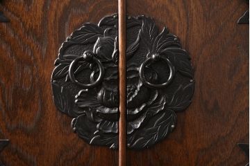 中古　国産民芸家具　観音開き戸付き　人気の縦型!スリムなサイズでお部屋に取り入れやすい収納箪笥(立長箪笥、引き出し、サイドチェスト)(R-050896)