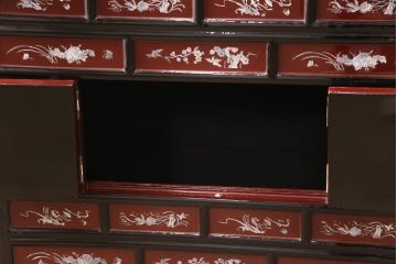 中古　民芸家具　虹色に輝く螺鈿細工が繊細な美しさを放つ収納棚(戸棚、キャビネット)(定価約35万円)(R-050897)