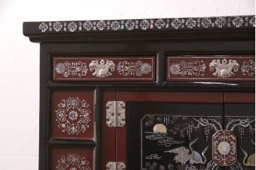 中古　民芸家具　虹色に輝く螺鈿細工が繊細な美しさを放つ収納棚(戸棚、キャビネット)(定価約35万円)(R-050897)