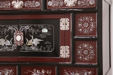 中古　民芸家具　虹色に輝く螺鈿細工が繊細な美しさを放つ収納棚(戸棚、キャビネット)(定価約35万円)(R-050897)