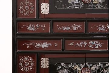中古　民芸家具　虹色に輝く螺鈿細工が繊細な美しさを放つ収納棚(戸棚、キャビネット)(定価約35万円)(R-050897)