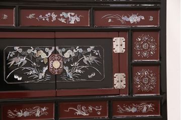 中古　民芸家具　虹色に輝く螺鈿細工が繊細な美しさを放つ収納棚(戸棚、キャビネット)(定価約35万円)(R-050897)