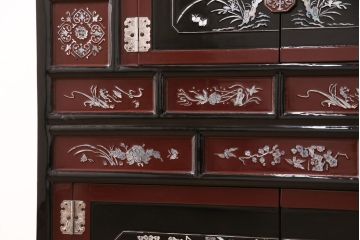 中古　民芸家具　虹色に輝く螺鈿細工が繊細な美しさを放つ収納棚(戸棚、キャビネット)(定価約35万円)(R-050897)