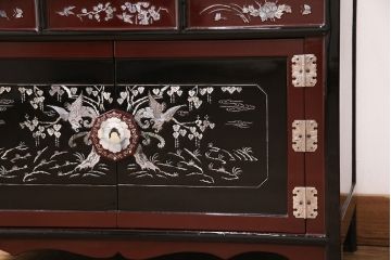 中古　民芸家具　虹色に輝く螺鈿細工が繊細な美しさを放つ収納棚(戸棚、キャビネット)(定価約35万円)(R-050897)