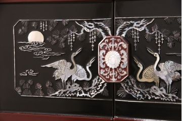 中古　民芸家具　虹色に輝く螺鈿細工が繊細な美しさを放つ収納棚(戸棚、キャビネット)(定価約35万円)(R-050897)