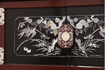 中古　民芸家具　虹色に輝く螺鈿細工が繊細な美しさを放つ収納棚(戸棚、キャビネット)(定価約35万円)(R-050897)