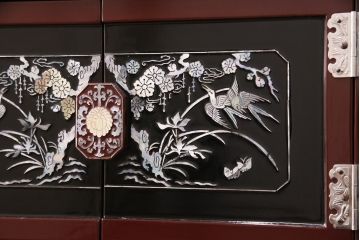 中古　民芸家具　虹色に輝く螺鈿細工が繊細な美しさを放つ収納棚(戸棚、キャビネット)(定価約35万円)(R-050897)