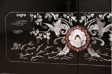 中古　民芸家具　虹色に輝く螺鈿細工が繊細な美しさを放つ収納棚(戸棚、キャビネット)(定価約35万円)(R-050897)