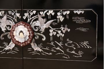中古　民芸家具　虹色に輝く螺鈿細工が繊細な美しさを放つ収納棚(戸棚、キャビネット)(定価約35万円)(R-050897)