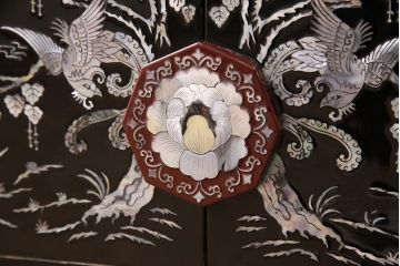 中古　民芸家具　虹色に輝く螺鈿細工が繊細な美しさを放つ収納棚(戸棚、キャビネット)(定価約35万円)(R-050897)