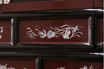 中古　民芸家具　虹色に輝く螺鈿細工が繊細な美しさを放つ収納棚(戸棚、キャビネット)(定価約35万円)(R-050897)