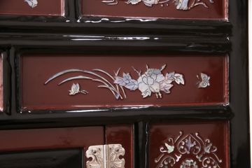 中古　民芸家具　虹色に輝く螺鈿細工が繊細な美しさを放つ収納棚(戸棚、キャビネット)(定価約35万円)(R-050897)