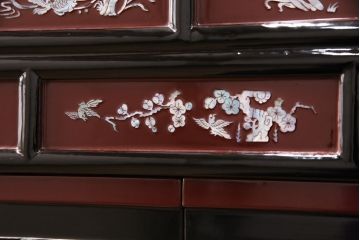 中古　民芸家具　虹色に輝く螺鈿細工が繊細な美しさを放つ収納棚(戸棚、キャビネット)(定価約35万円)(R-050897)