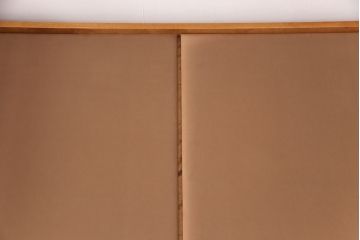 中古　極美品　特注品　横浜クラシック家具　ダニエル(Daniel)　　温かい雰囲気と上品なデザインが魅力的なベッドフレーム(セミダブル〜ダブル)(R-050898)