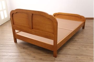 中古　極美品　特注品　横浜クラシック家具　ダニエル(Daniel)　　温かい雰囲気と上品なデザインが魅力的なベッドフレーム(セミダブル〜ダブル)(R-050898)