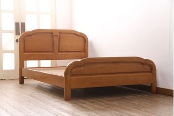 中古　極美品　特注品　横浜クラシック家具　ダニエル(Daniel)　　温かい雰囲気と上品なデザインが魅力的なベッドフレーム(セミダブル〜ダブル)(R-050898)