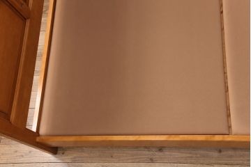 中古　極美品　特注品　横浜クラシック家具　ダニエル(Daniel)　　温かい雰囲気と上品なデザインが魅力的なベッドフレーム(セミダブル〜ダブル)(R-050898)