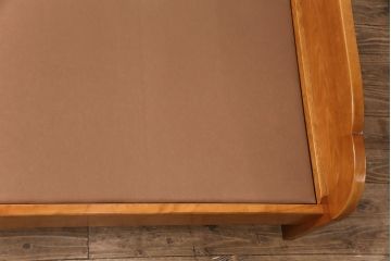 中古　極美品　特注品　横浜クラシック家具　ダニエル(Daniel)　　温かい雰囲気と上品なデザインが魅力的なベッドフレーム(セミダブル〜ダブル)(R-050898)