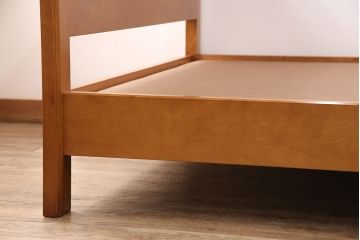 中古　極美品　特注品　横浜クラシック家具　ダニエル(Daniel)　　温かい雰囲気と上品なデザインが魅力的なベッドフレーム(セミダブル〜ダブル)(R-050898)