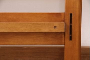 中古　極美品　特注品　横浜クラシック家具　ダニエル(Daniel)　　温かい雰囲気と上品なデザインが魅力的なベッドフレーム(セミダブル〜ダブル)(R-050898)