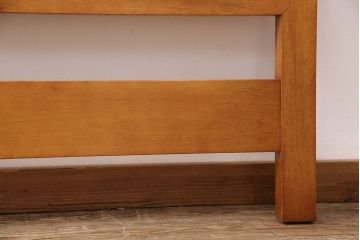 中古　極美品　特注品　横浜クラシック家具　ダニエル(Daniel)　　温かい雰囲気と上品なデザインが魅力的なベッドフレーム(セミダブル〜ダブル)(R-050898)