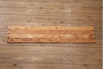 中古　極美品　特注品　横浜クラシック家具　ダニエル(Daniel)　　温かい雰囲気と上品なデザインが魅力的なベッドフレーム(セミダブル〜ダブル)(R-050898)