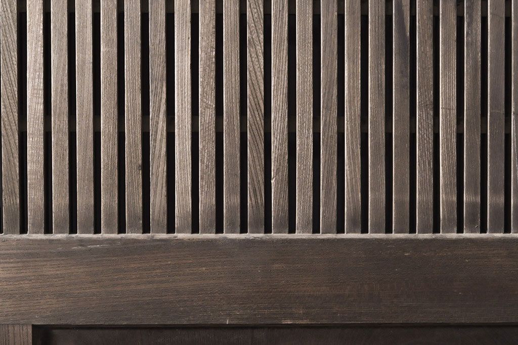 和製アンティーク　総ケヤキ材　上手物!重厚感のある厚みと堅牢な佇まいが魅力の格子蔵戸(建具、引き戸、玄関戸)(R-050899)