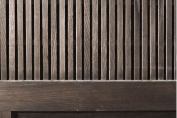 和製アンティーク　総ケヤキ材　上手物!重厚感のある厚みと堅牢な佇まいが魅力の格子蔵戸(建具、引き戸、玄関戸)(R-050899)