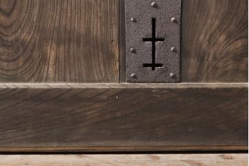 和製アンティーク　総ケヤキ材　上手物!重厚感のある厚みと堅牢な佇まいが魅力の格子蔵戸(建具、引き戸、玄関戸)(R-050899)