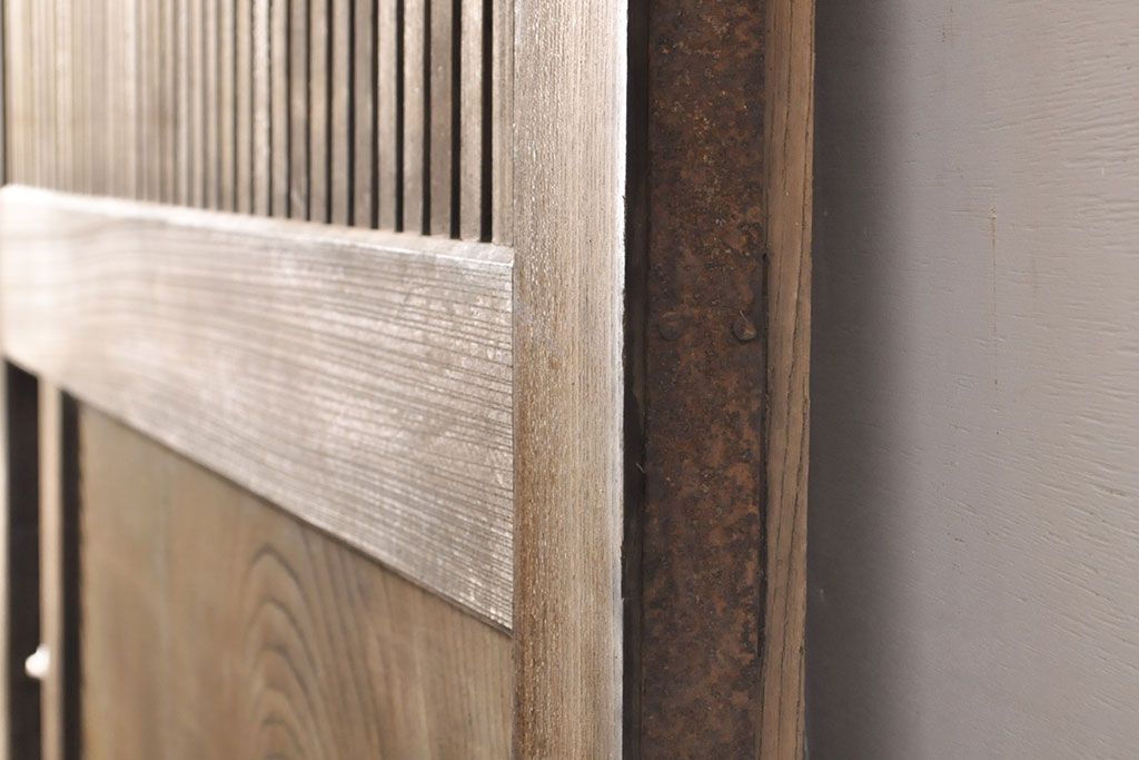 和製アンティーク　総ケヤキ材　上手物!重厚感のある厚みと堅牢な佇まいが魅力の格子蔵戸(建具、引き戸、玄関戸)(R-050899)