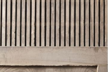 和製アンティーク　総ケヤキ材　上手物!重厚感のある厚みと堅牢な佇まいが魅力の格子蔵戸(建具、引き戸、玄関戸)(R-050899)