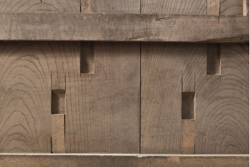 和製アンティーク　総ケヤキ材　上手物!重厚感のある厚みと堅牢な佇まいが魅力の格子蔵戸(建具、引き戸、玄関戸)(R-050899)